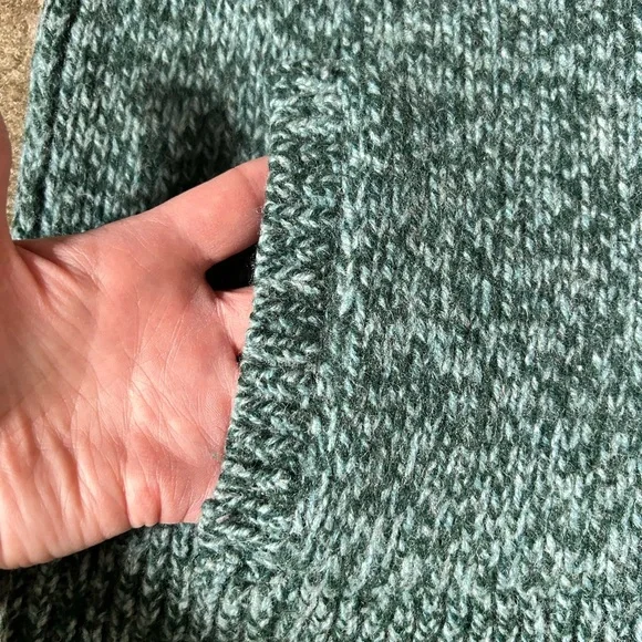 L.L. Bean Women’s Forest Green 100% Lambswool Sweater. Size M - Picture 4 of 7